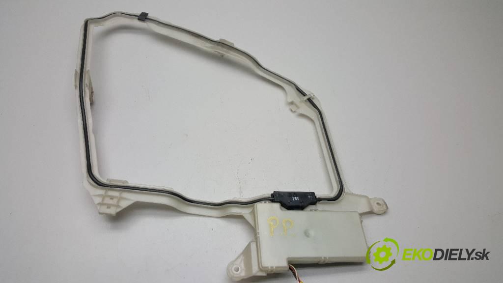 MERCEDES S KLASA W220 S320CDI 2001 197 kW W220 S320CDI 3222,00 Zosilňovač antenový A2208200275 (Zosilňovače)