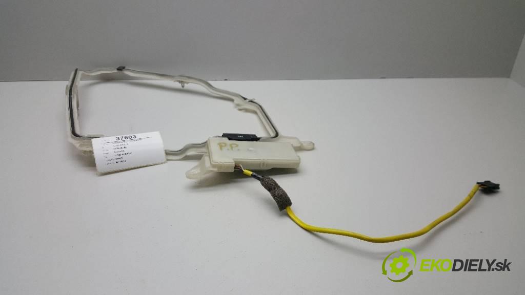 MERCEDES S KLASA W220 S320CDI 2001 197 kW W220 S320CDI 3222,00 Zosilňovač antenový A2208200275 (Zosilňovače)