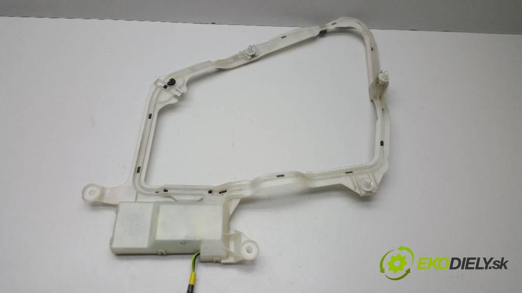 MERCEDES S KLASA W220 S320CDI 2001 197 kW W220 S320CDI 3222,00 Zosilňovač antenový A2208200275 (Zosilňovače)