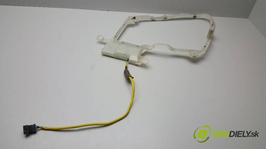 MERCEDES S KLASA W220 S320CDI 2001 197 kW W220 S320CDI 3222,00 Zosilňovač antenový A2208200275 (Zosilňovače)