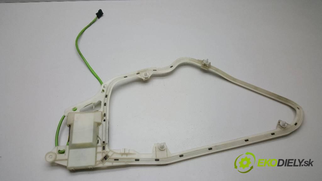 MERCEDES S KLASA W220 S320CDI 2001 197 kW W220 S320CDI 3222,00 zesilovač anténní A2208200375 (Zesilovače)