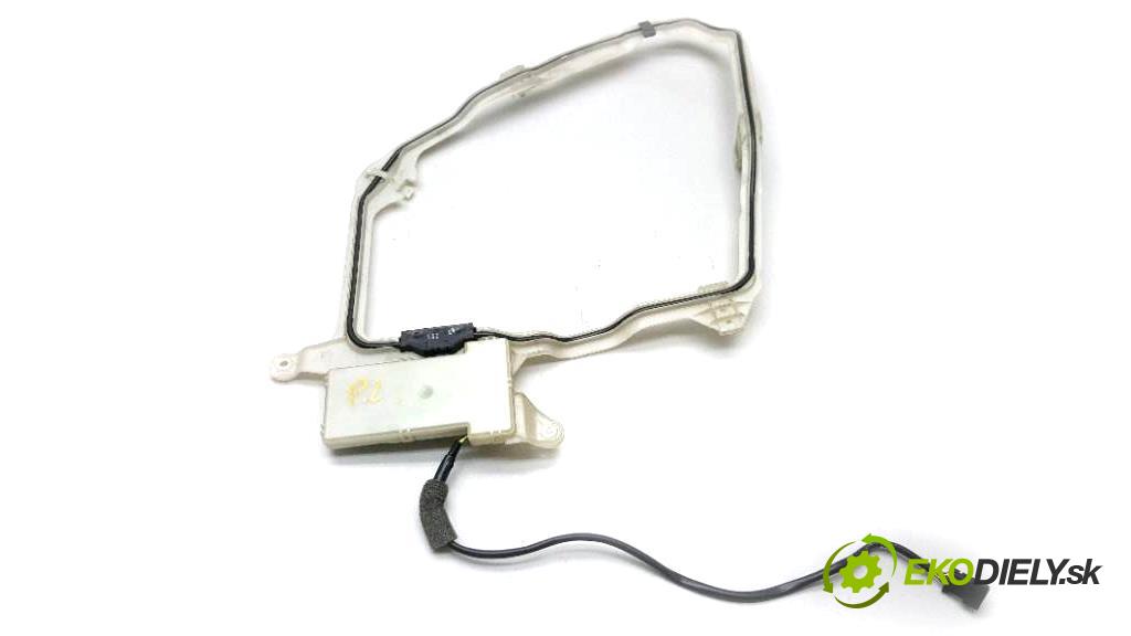 MERCEDES S KLASA W220 S320CDI 2001 197 kW W220 S320CDI 3222,00 zesilovač anténní A2208200175 (Zesilovače)