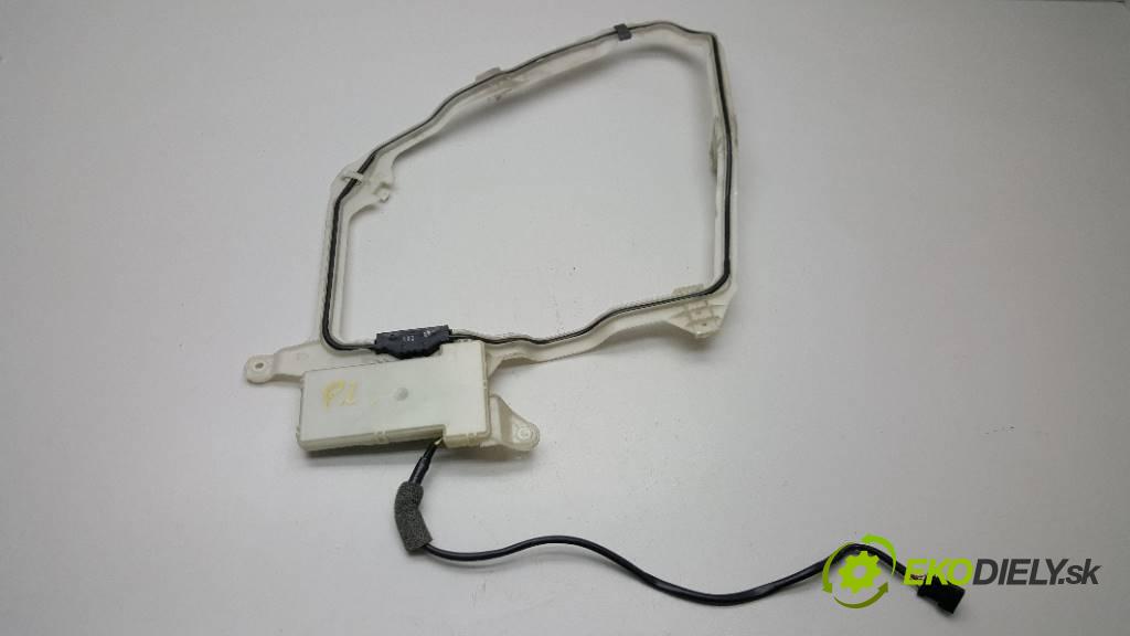 MERCEDES S KLASA W220 S320CDI 2001 197 kW W220 S320CDI 3222,00 zesilovač anténní A2208200175 (Zesilovače)