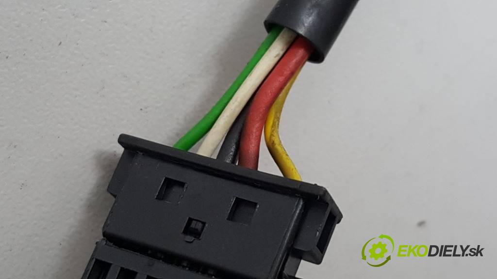 MERCEDES S KLASA W220 S320CDI 2001 197 kW W220 S320CDI 3222,00 zesilovač anténní A2208200175 (Zesilovače)