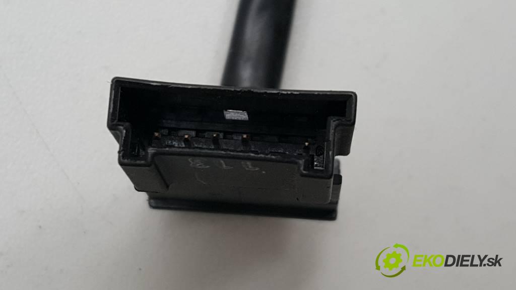 MERCEDES S KLASA W220 S320CDI 2001 197 kW W220 S320CDI 3222,00 zesilovač anténní A2208200175 (Zesilovače)