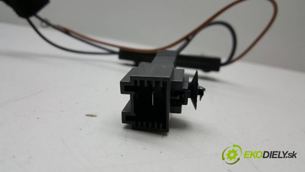 MERCEDES-BENZ C220 CDI W204 2007 136 kW W204 2148 Zosilňovač antenový A2048709289 (Zosilňovače)