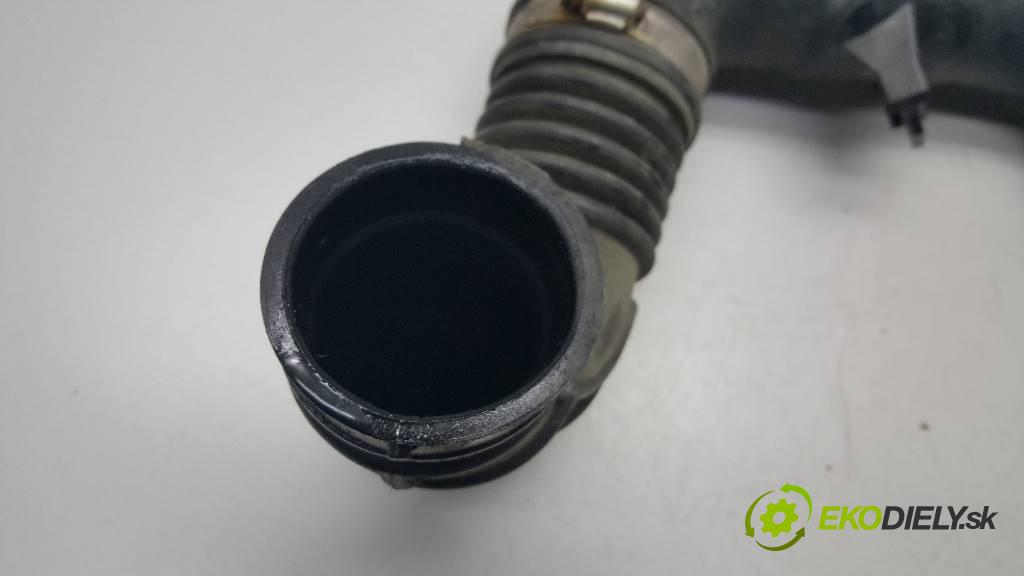 SUBARU FORESTER III 2010 147 kW III 2.0 Rúra hadice trubka vzduchu A12AG05 (Hadice chlazení vzduchu)