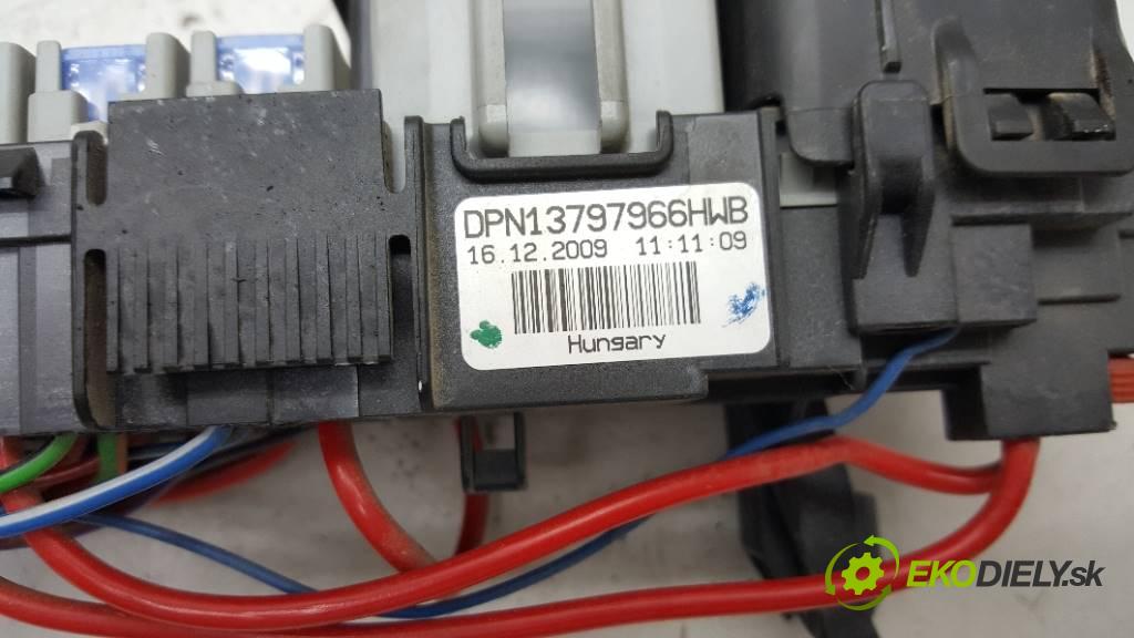VOLVO XC 60 2.4 2010 129 KW 2.4 2400 skříňka poistková DPN13797966HWB (Pojistkové skříňky)