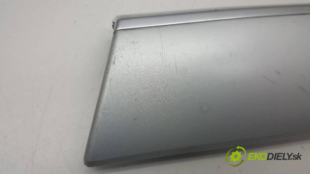 BMW X5    E70  Priehradka, kastlík spolujazdca PORYSOWANA  (Priehradky, kastlíky)