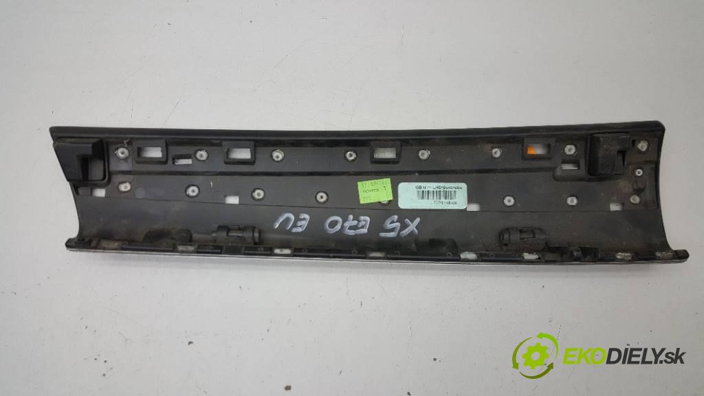 BMW X5    E70  Priehradka, kastlík spolujazdca PORYSOWANA  (Priehradky, kastlíky)