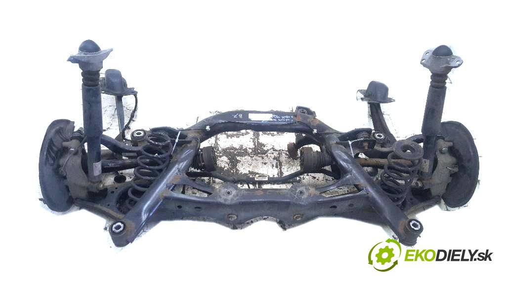 VOLKSWAGEN PASSAT B7 2013  B7 1968 výztuha zadní část 