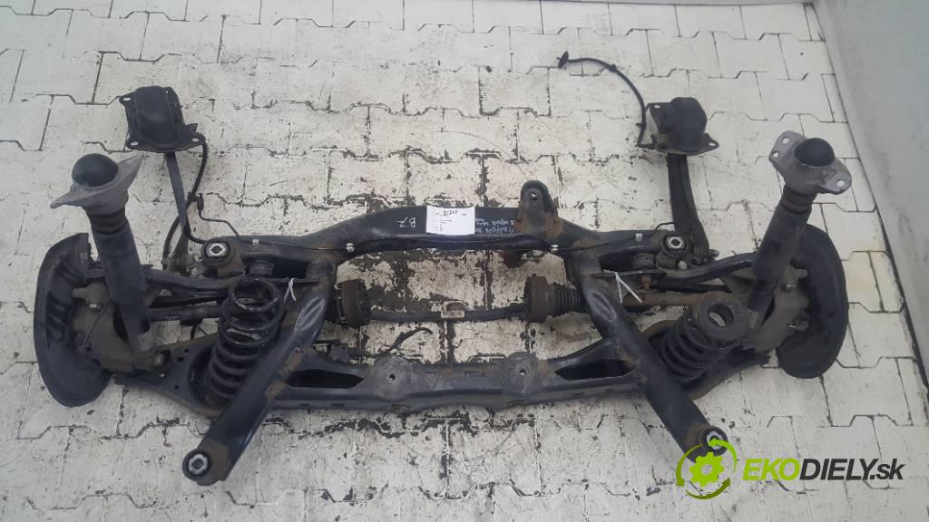 VOLKSWAGEN PASSAT B7 2013  B7 1968 výztuha zadní část