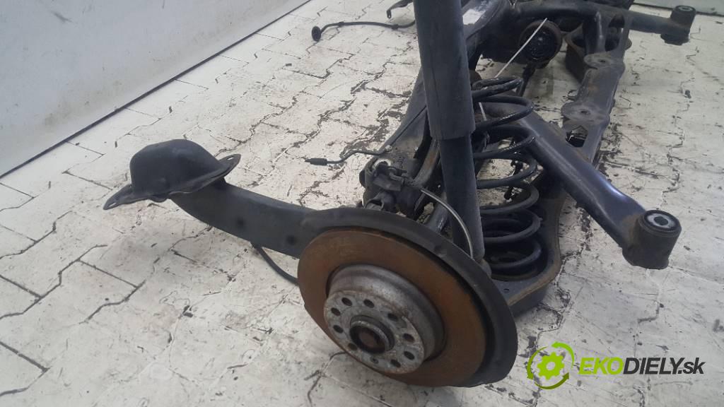 VOLKSWAGEN PASSAT B7 2013  B7 1968 výztuha zadní část