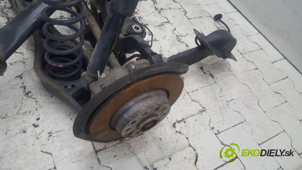 VOLKSWAGEN PASSAT B7 2013  B7 1968 výztuha zadní část