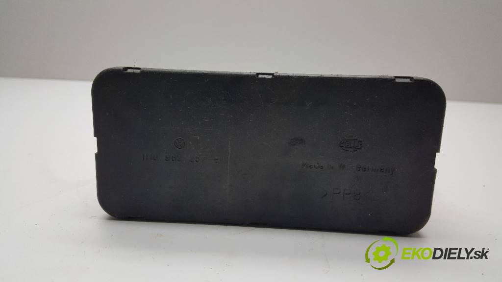 VOLKSWAGEN GOLF IV       motorek centrálního zámku 1H0962257G (Řídicí jednotky centrálního zámku)