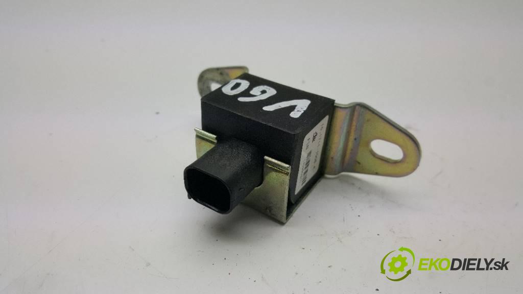 VOLVO V 60    2013 163 kW    1984 snímač nárazu 1 7G9N-5B739-AA