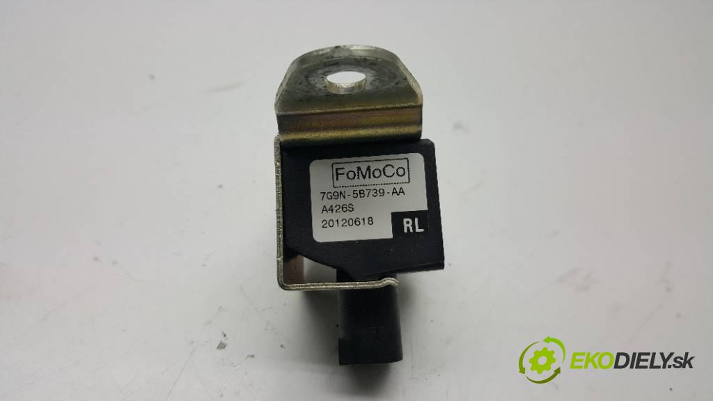 VOLVO V 60    2013 163 kW    1984 snímač nárazu 1 7G9N-5B739-AA