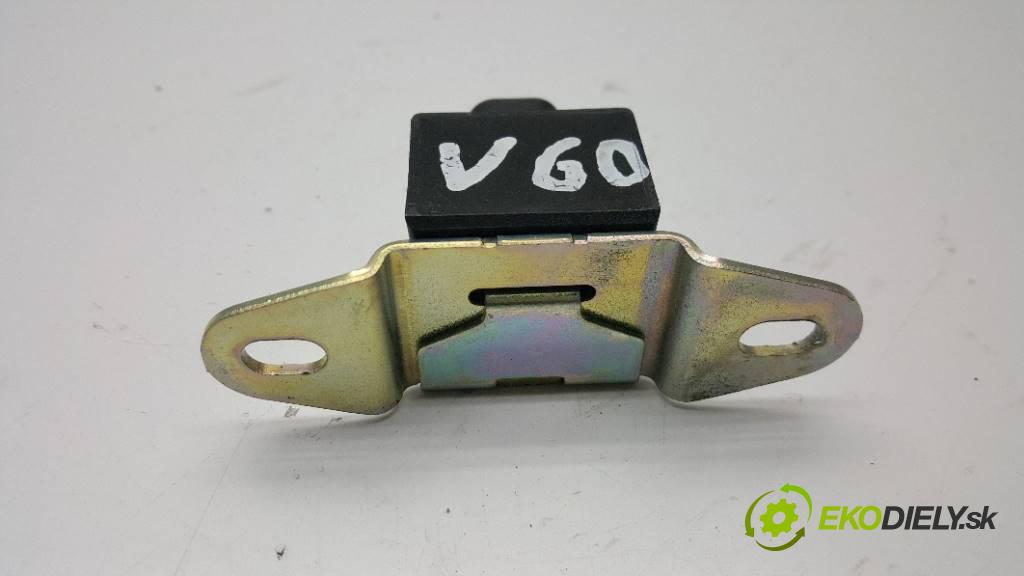 VOLVO V 60    2013 163 kW    1984 snímač nárazu 1 7G9N-5B739-AA