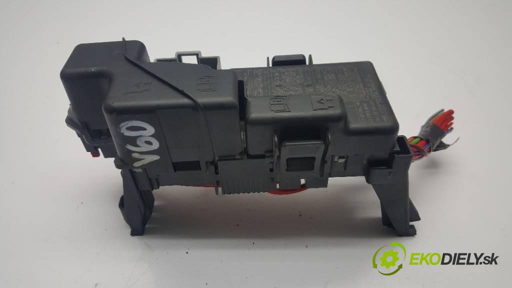 VOLVO V 60    2013 163 kW    1984 skříňka poistková 13800159 (Pojistkové skříňky)