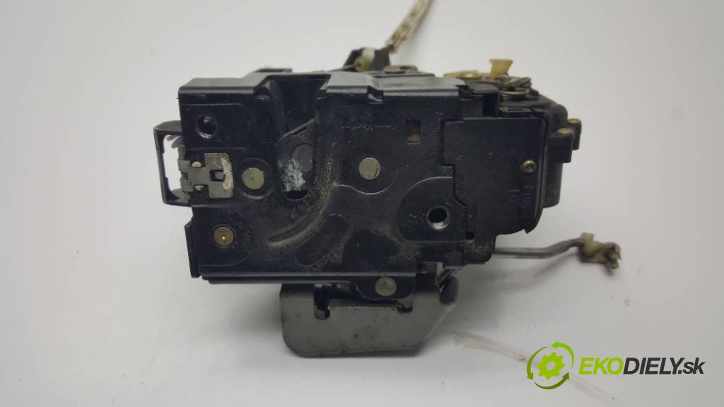 AUDI A6 C5 1997 110KW C5 1781 zámok přední část pravý 4B1837016G