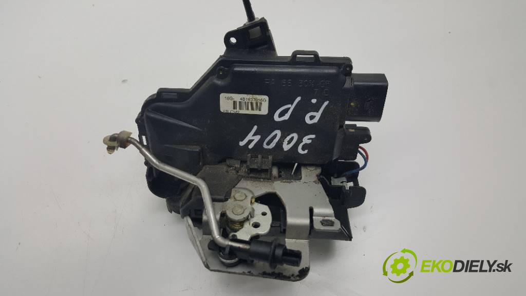 AUDI A6 C5 1997 110KW C5 1781 zámok přední část pravý 4B1837016G