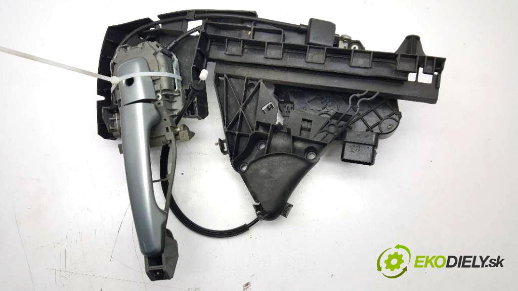 VOLVO V50   2006 80KW    1560 zámok přední část levý 30753658