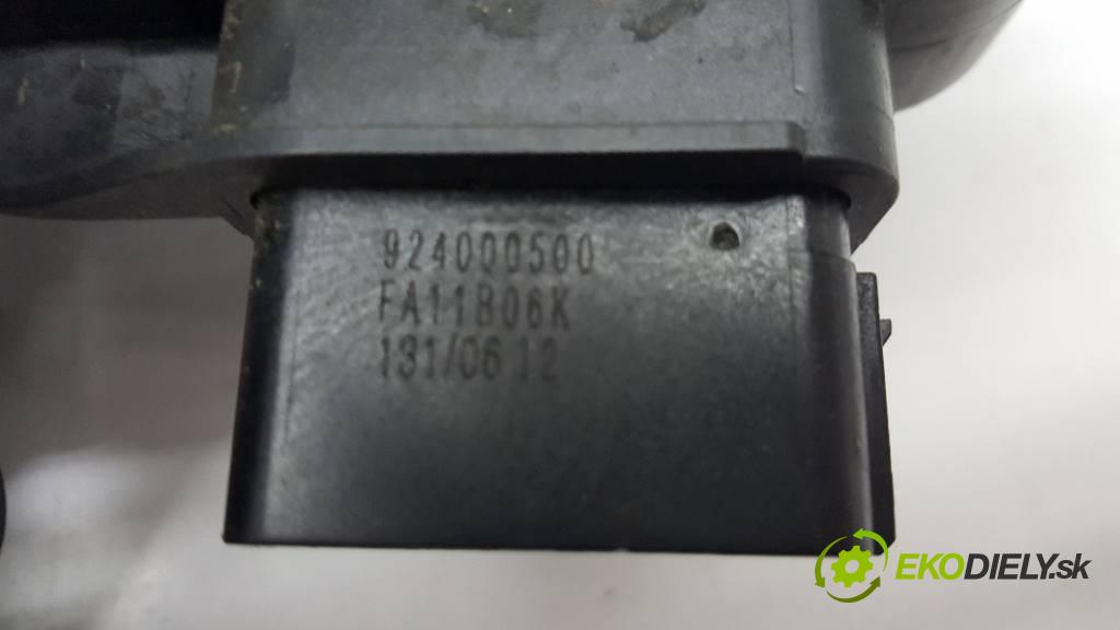 VOLVO V50   2006 80KW    1560 zámok přední část levý 30753658