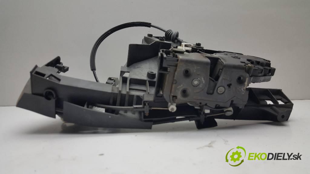 VOLVO V50   2006 80KW    1560 zámok přední část levý 30753658
