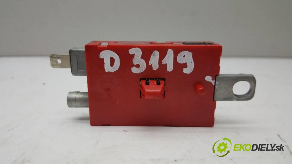 VOLVO V 40 D4 2014 190 kW D4 1969 zesilovač anténní P30761698 (Zesilovače)