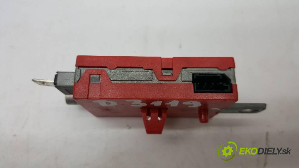 VOLVO V 40 D4 2014 190 kW D4 1969 zesilovač anténní P30761698 (Zesilovače)