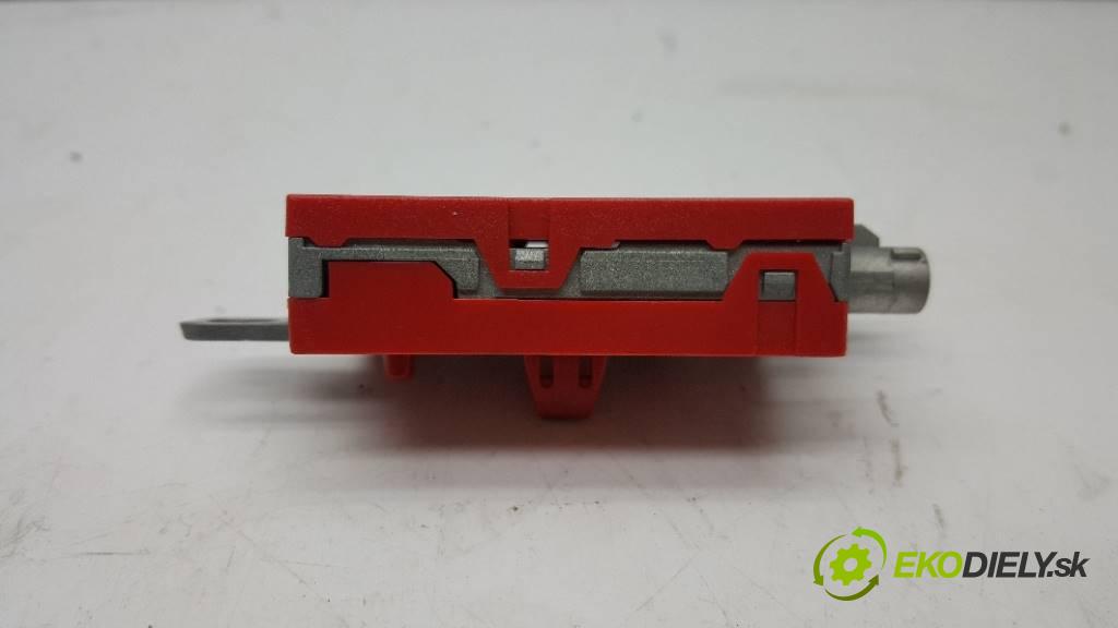 VOLVO V 40 D4 2014 190 kW D4 1969 zesilovač anténní P30761698 (Zesilovače)