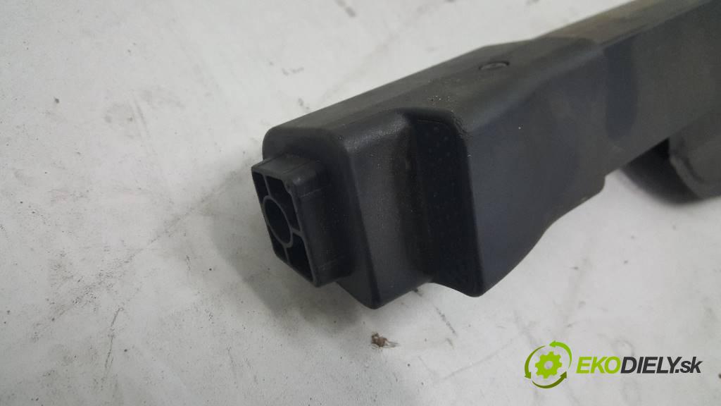 KIA CEED  2008 85 KW   1582 Roleta  (Rolety kufra)