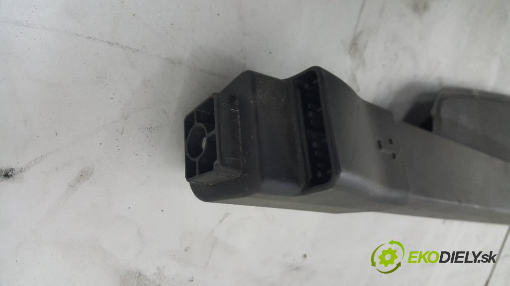 KIA CEED  2008 85 KW   1582 Roleta  (Rolety kufra)