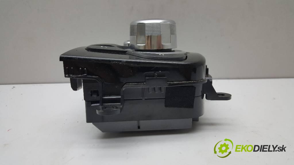 MAZDA 3  2016 120 kW    1998 přepínač navigace BHN166CM0C