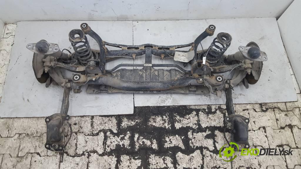 VOLKSWAGEN PASSAT B7 B7 2012 140 kW B7 1968 výztuha zadní část