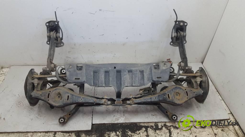 VOLKSWAGEN PASSAT B7 B7 2012 140 kW B7 1968 výztuha zadní část