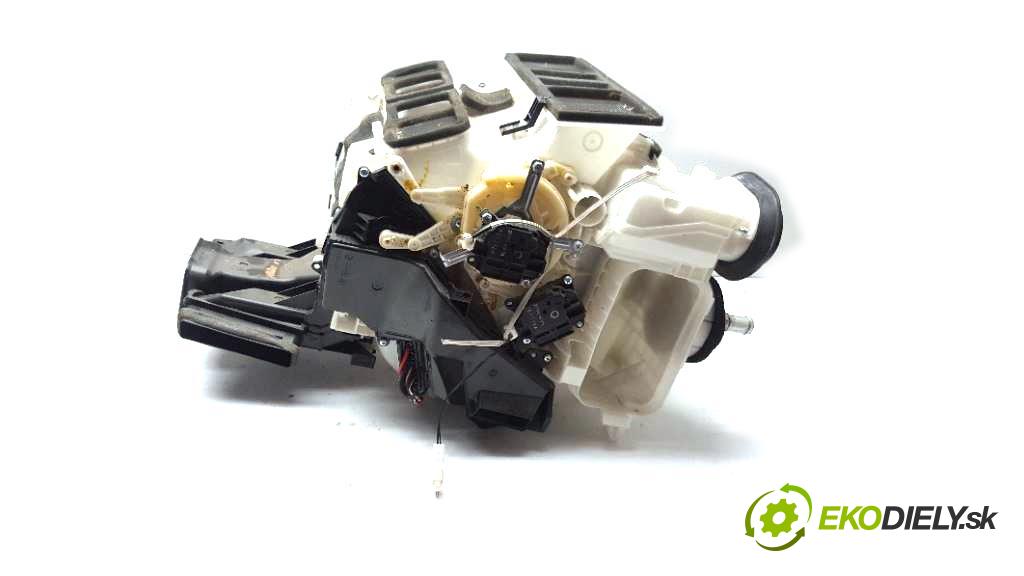 INFINITI Q50   2015 170 kW      2143 Výhrevné teleso, radiátor kúrenia  (Radiátory kúrenia)