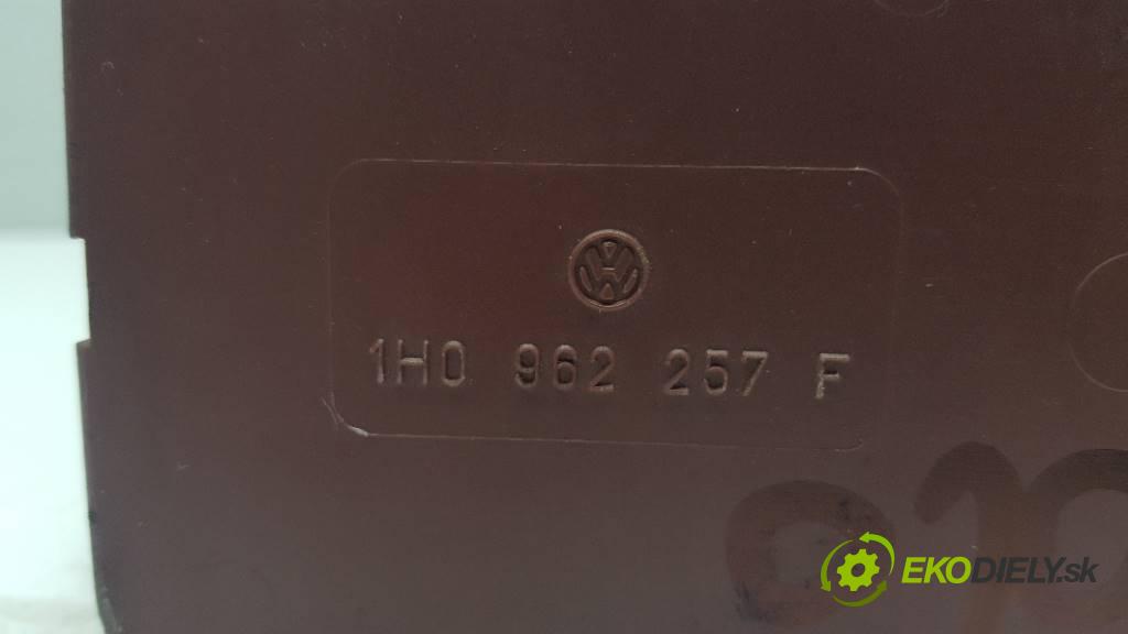 VOLKSWAGEN POLO  1998 44KW      1390 pumpa centrálneho zámku 1H0962257F (Riadiace jednotky centrálneho zámku)