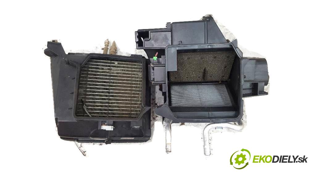 HONDA ODYSSEY   2002 176KW         3471 Výhrevné teleso, radiátor kúrenia PRZÓD (Radiátory kúrenia)