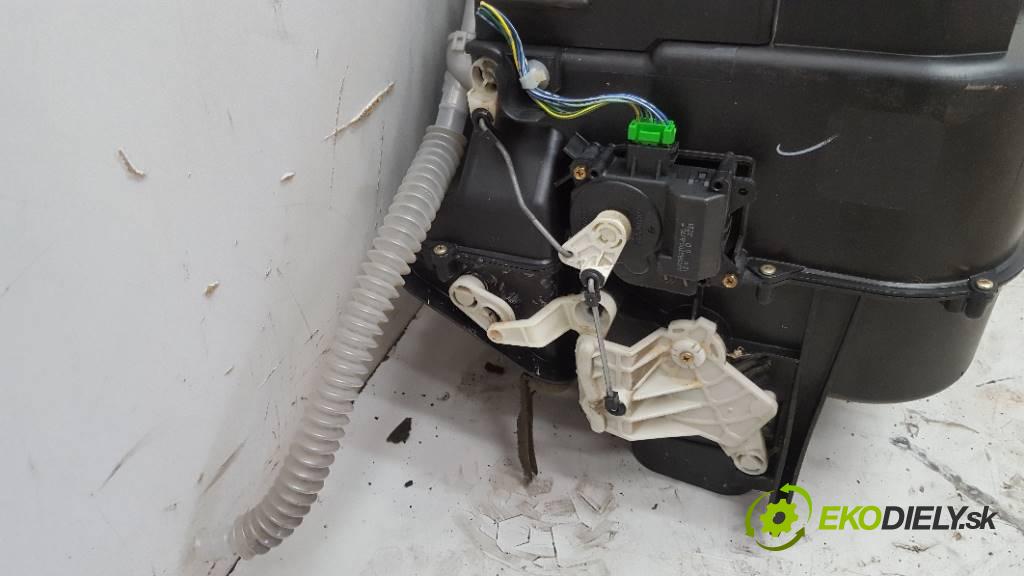 HONDA ODYSSEY   2002 176KW         3471 Výhrevné teleso, radiátor kúrenia PRZÓD (Radiátory kúrenia)