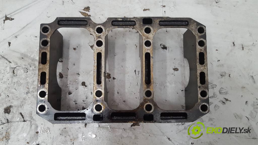 AUDI A6  2008 132kW      2698 Kardaň, hriadeľ KLIKA: OBUDOWA (Ostatné)