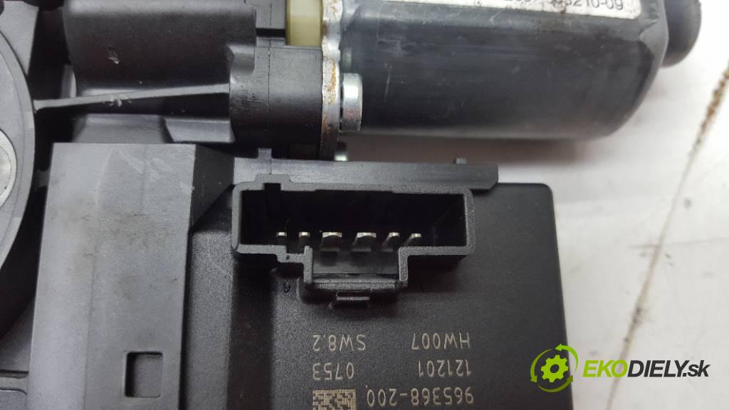 RENAULT FLUENCE LIFT 2013 81kW LIFT 1461 Motorček okna predný pravy 807301111R