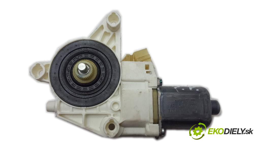 MERCEDES-BENZ R350 W251  LIFT 2010 195kW W251  LIFT 2987 motorek okna přední část pravý 251 820 08 42 5PIN