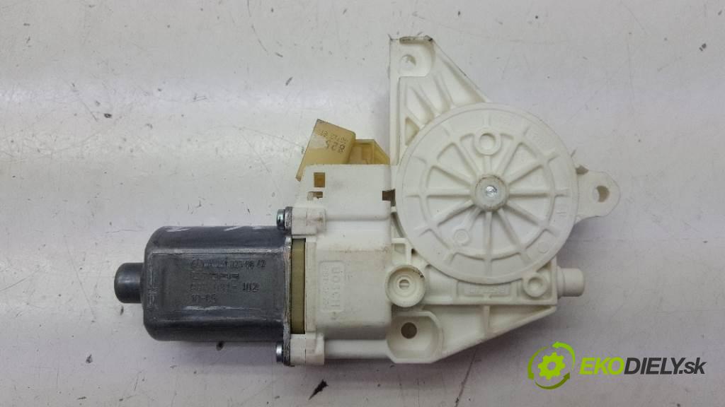 MERCEDES-BENZ R350 W251  LIFT 2010 195kW W251  LIFT 2987 motorek okna přední část pravý 251 820 08 42 5PIN