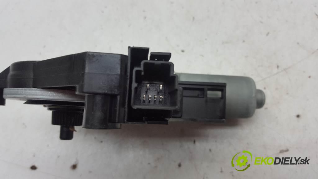VOLVO V 60 LIFT 2015 223KW LIFT 2953 motorek okna přední část pravý 6PIN