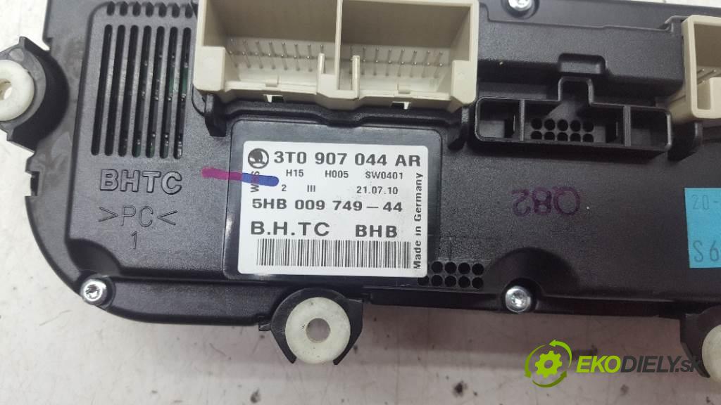 SKODA OCTAVIA II  2010 77kW    1598 Panel ovládania kúrenia 3T0907044AR (Prepínače, spínače, tlačidlá a ovládače kúrenia)