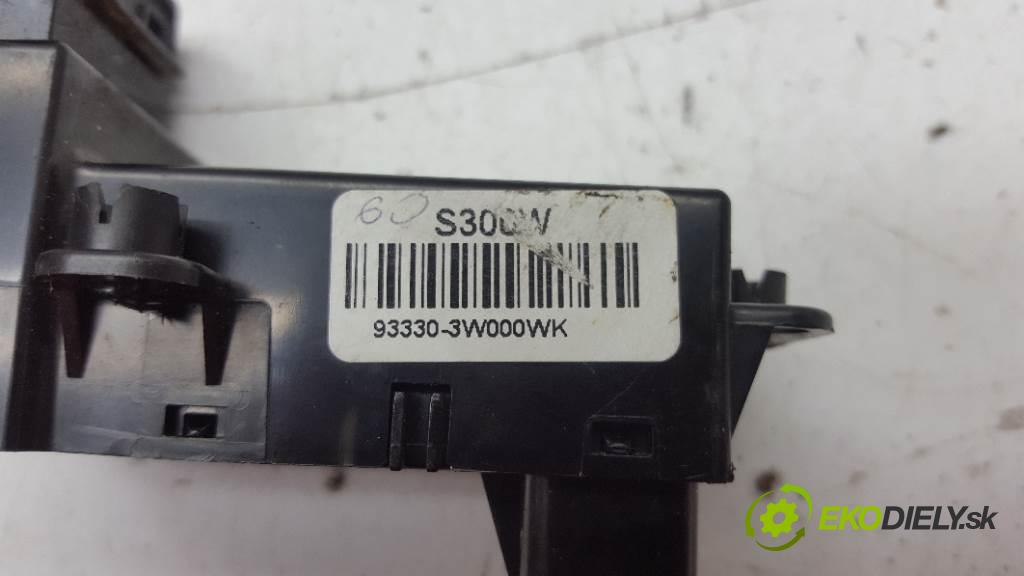 KIA SPORTAGE  2012 135kW    1995 Prepínač ohrievania, vyhrievania sedačky 93330-3W000 (Prepínače, spínače, tlačidlá a ovládače kúrenia)
