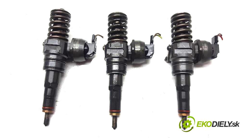 VOLKSWAGEN POLO  2003 55kW    1422 vstřikovací ventily KOMPLET 038130073A