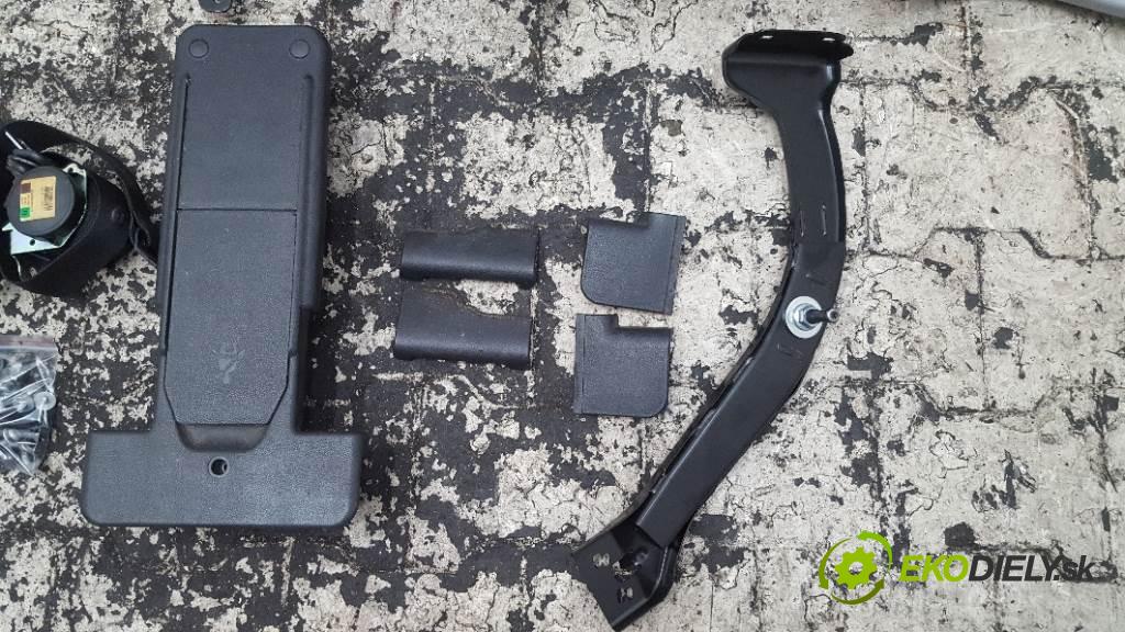 OPEL ZAFIRA  2007 110kW    1910 Sedadlo zad III RZĄD (Sedačky, sedadlá)