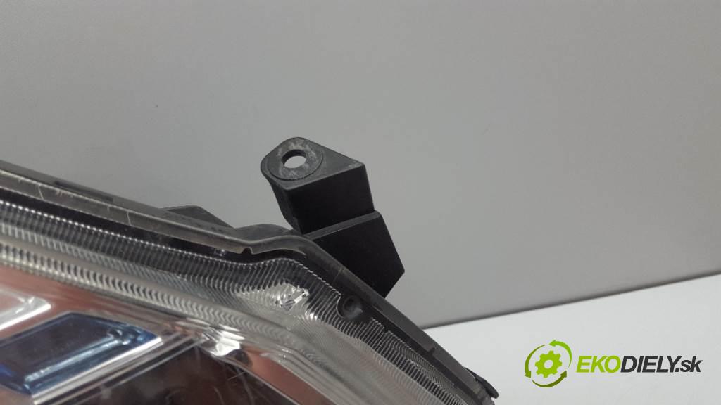 NISSAN X-TRAIL  2011 127kW    1995 Svetlomet pravy XENON (Pravé)